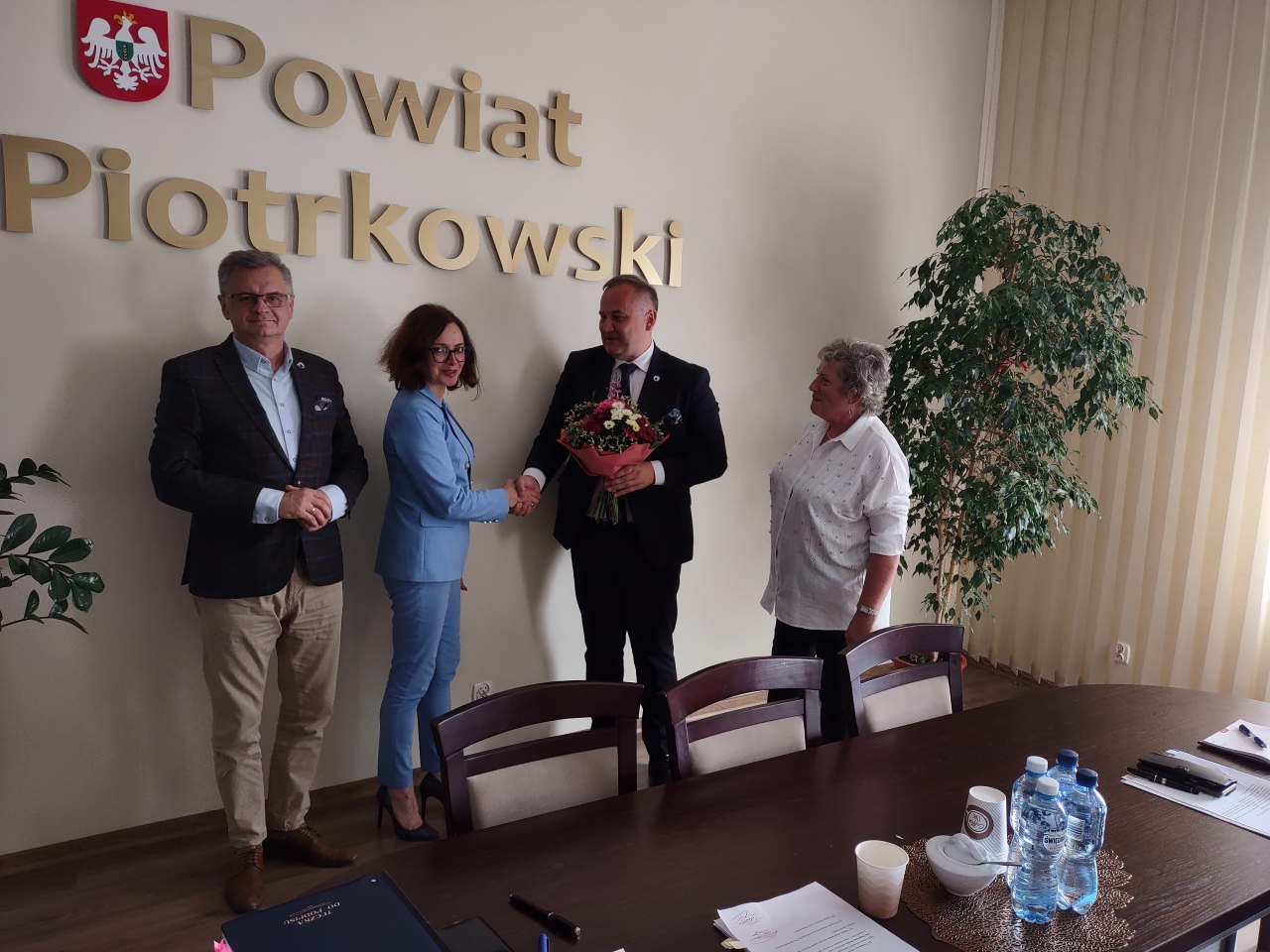 Nowa kierownik odbiera gratulacje od czlonków Zarządu Powiatu
