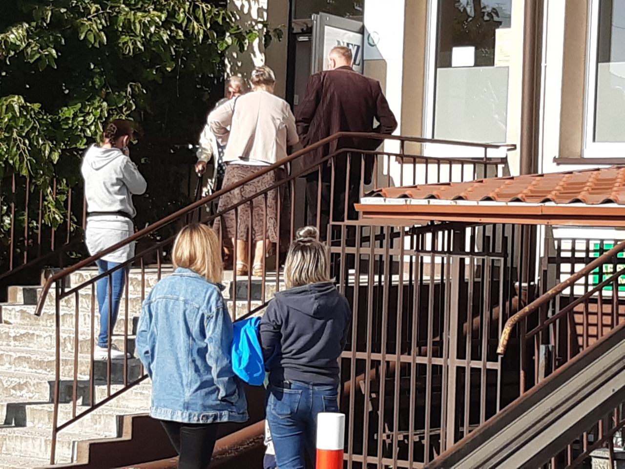 Uczestnicy akcji przed budynkiem MOPS w Sulejowie