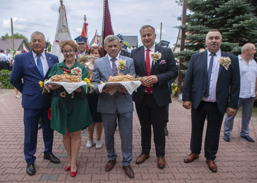 Starostowie Dożynkowi Małgorzata Woźnica i Janusz Terka wraz ze Starostą Powiatu Piotrem Wojtysiakiem, Przewodniczącym Rady Powiatu Bernardem Matyszewskim oraz Wójtem Gminy Łęki Szlacheckie Piotrem Łącznym