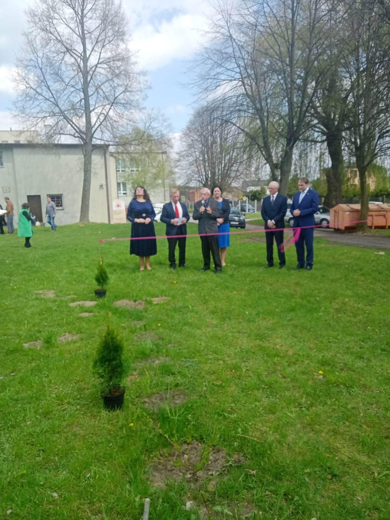 Radni Powiatowi przecinają wstęgę na ścieżce edukacyjnej na świeżym powietrzu.