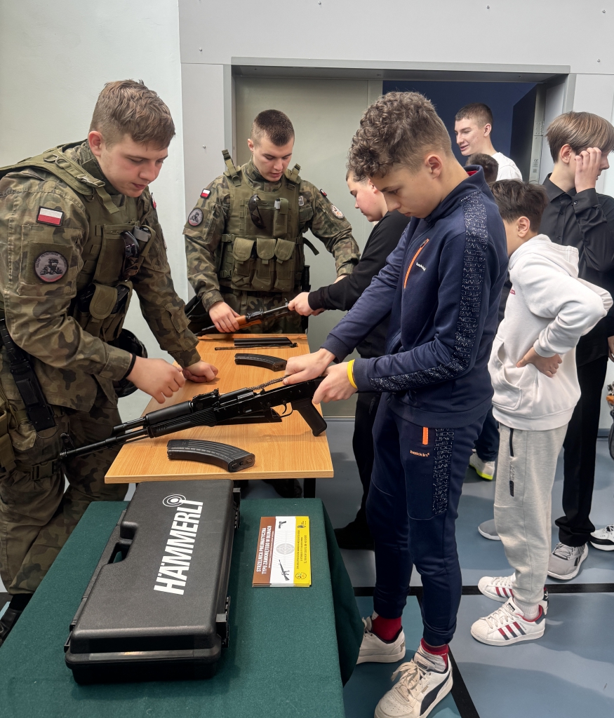 Uczestnicy targów oglądają broń