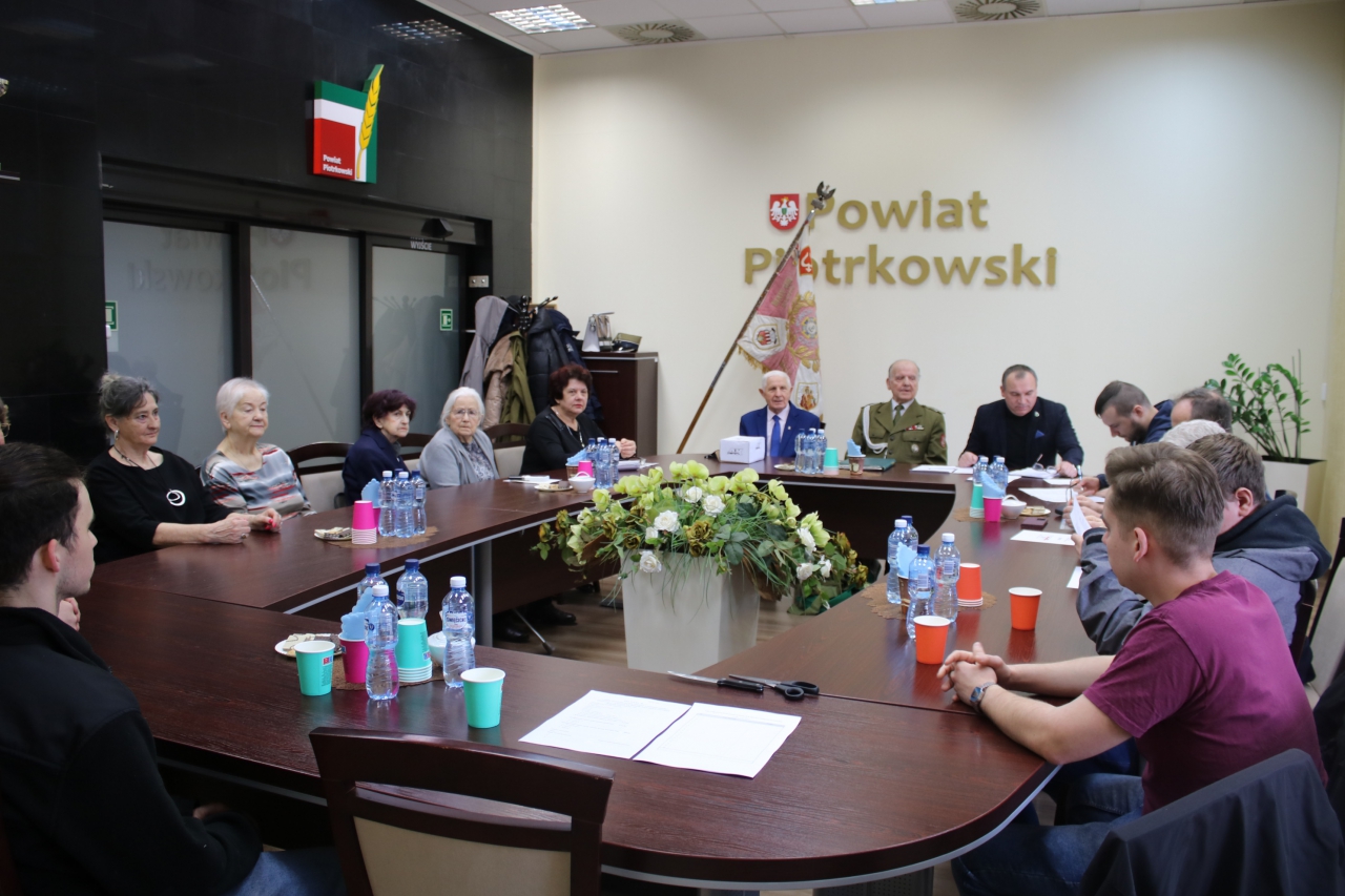 sala Zarządu Powiatu członkowie Koła Światowego Związku Żołnierzy Armii Krajowe, koło Piotrków Trybunalski