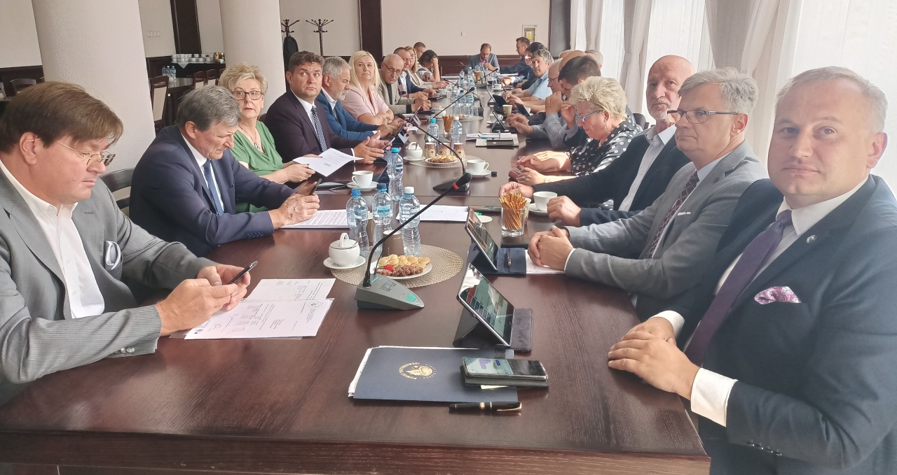 Uczestnicy Sesji Rady Powiatu w sali konferencyjnej Starostwa Powiatowego w Piotrkowie