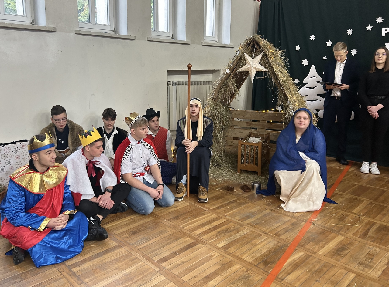 Uczniowe Szkoły w Bujnach podczas Jasełek odbywających się na sali gimnastycznej.
