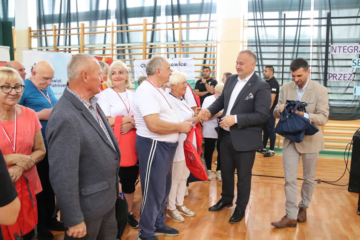 Starosta wręcza puchar laureatom wydarzenia