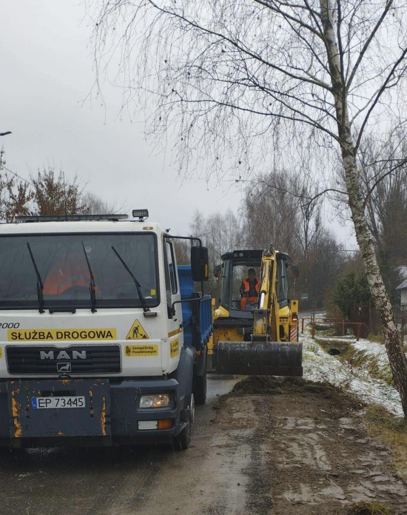 Pracownicy profilują pobocze przy ul. Podkurnędz w Sulejowie