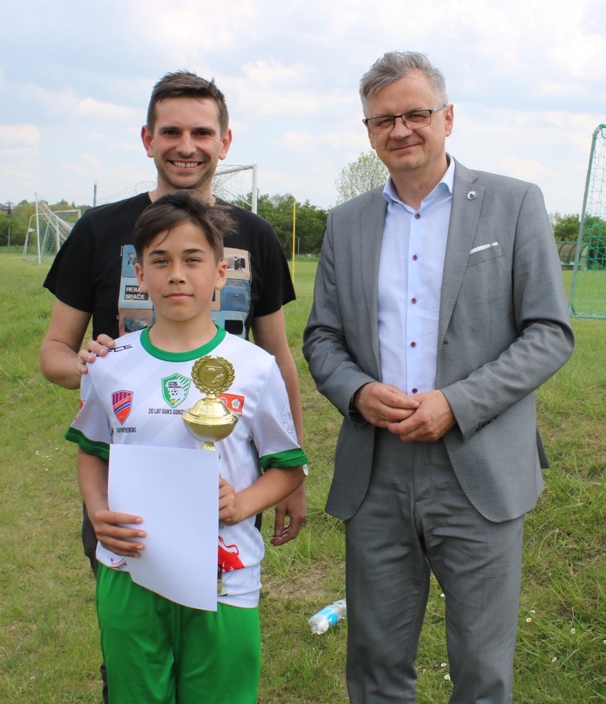 Wicestarosta Dariusz Magacza z Oskarem Kulińskim członkiem Zarządu Powiatu wręczają puchar zawodnikowi