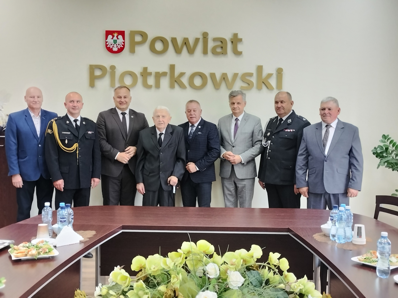 Władze powiatu i odznaczeni medalami