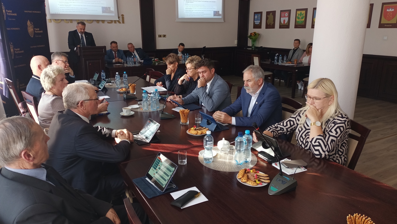 Radni Rady Powiatu podczas posiedzenia w sali konferencyjnej Starostwa Powiatowego