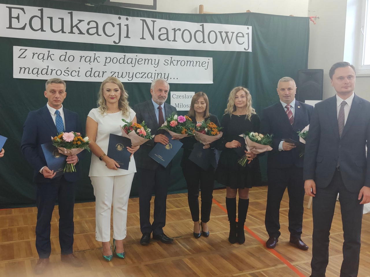Nagrodzeni przez samorząd Powiatu Piotrkowskiego dyrektorzy i nauczyciele z okazji Dnia Nauczyciela