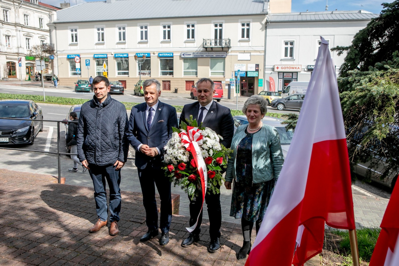 Władze Powiatu Piotrkowskiego składają wiązankę kwiatów pod pomnikiem
