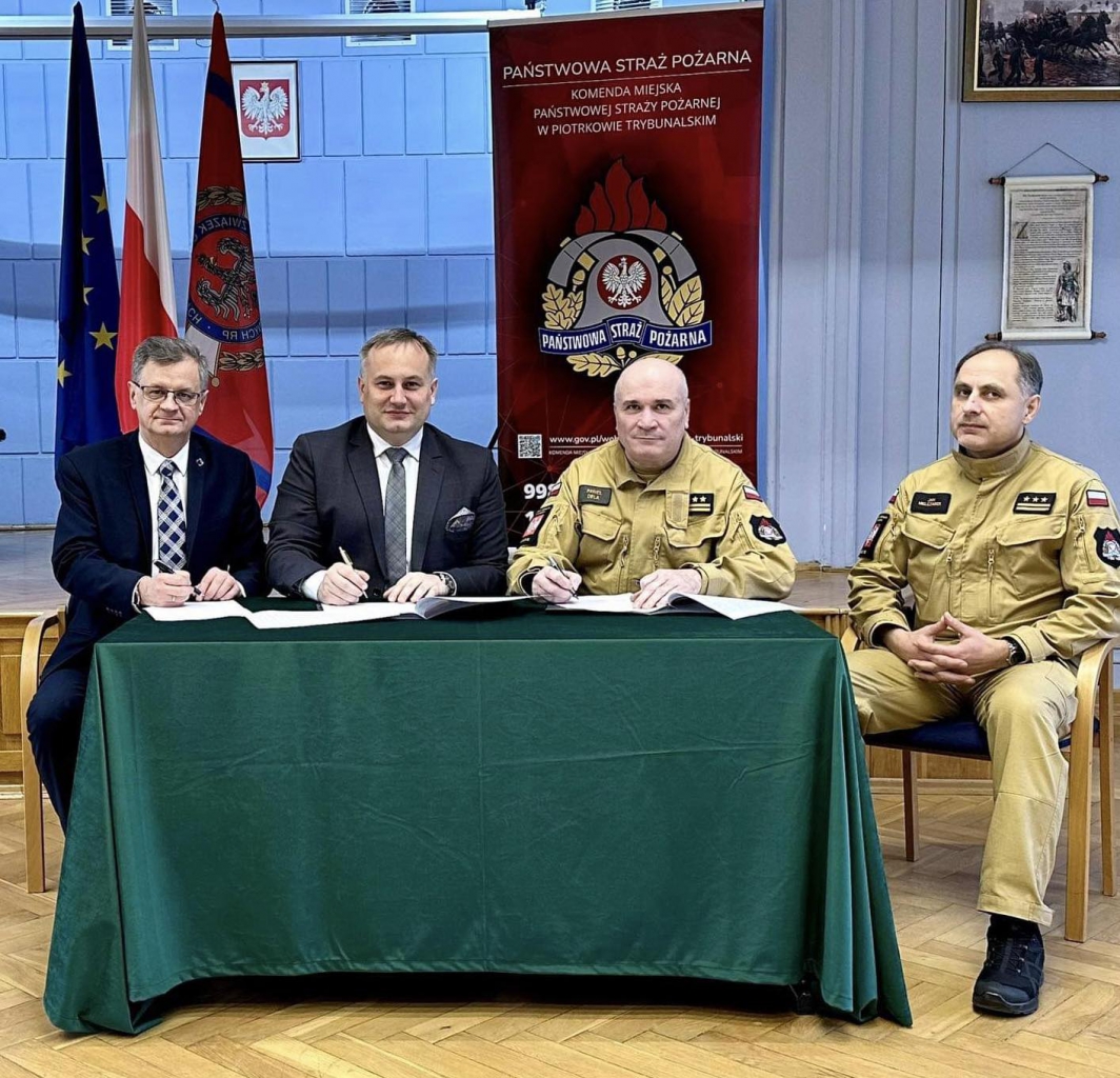 Władze powiatu i komendacie podpisują porozumienie w siedzibie straży