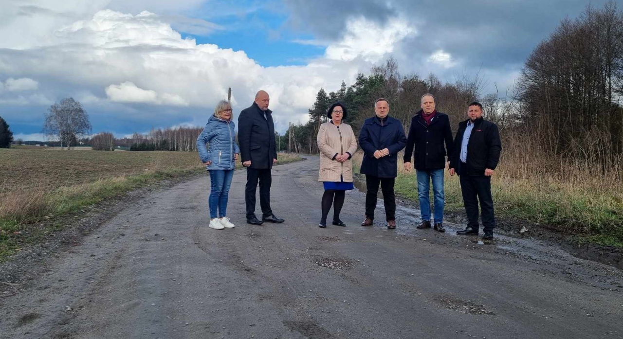 Samorządowcy na drodze powiatowej w Kłudzicach