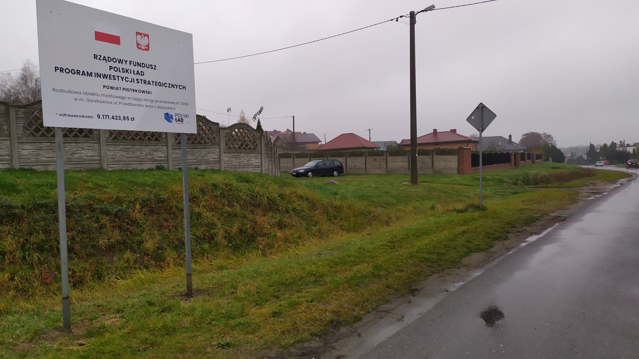 Tablica Rządowego Funduszu Polski Ład stoi przy drodze powiatowej w Gorzkowicach