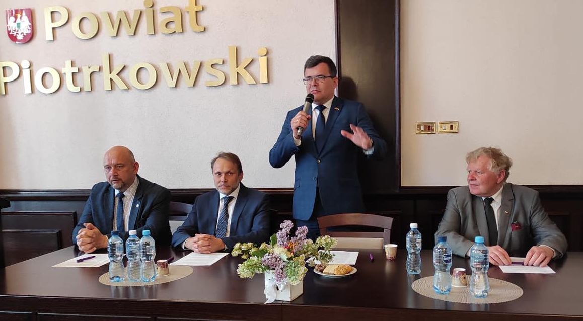 Poseł Grzegorz Lorek, Wiceminister Piotr Uściński, Poseł Grzegorz Wojciechowski i Sekretarz Powiatu Ireneusz Czerwiński podczas spotkania w Starostwie Powiatowym w Piotrkowie