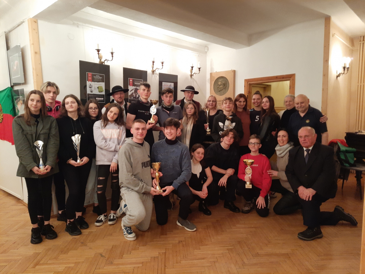 Reprezentacja Powiatu Piotrkowskiego z nagrodami i pucharami uzyskanymi w czasie konkurencji Podhalańskieg Rajdu Narciarskiego