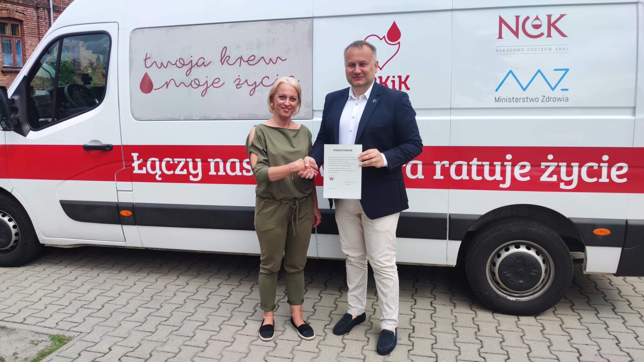 Starosta Piotr Wojtysiak z organizatorką akcji Edytą Dudą