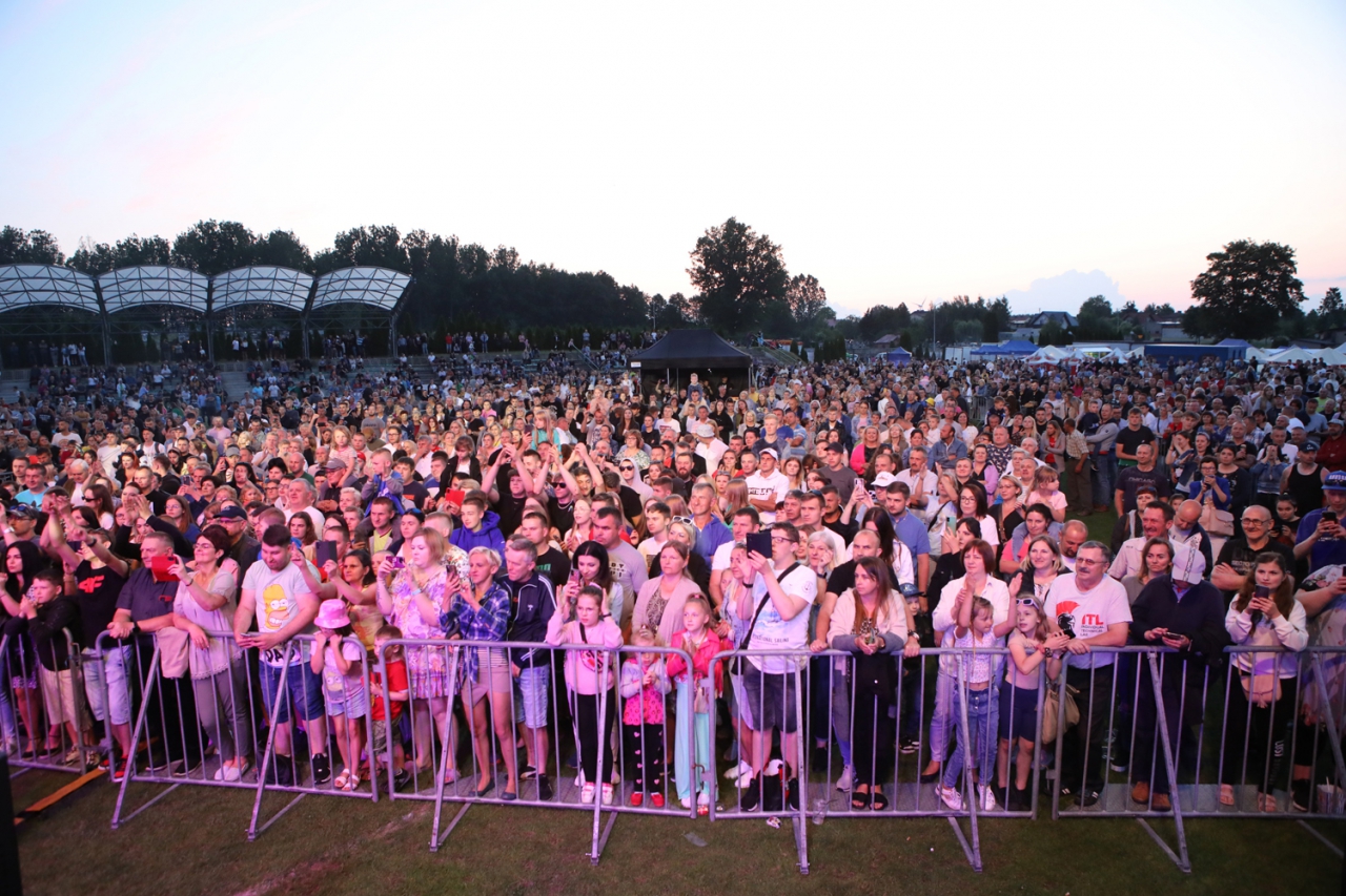 Tłum ludzi stoi przed sceną