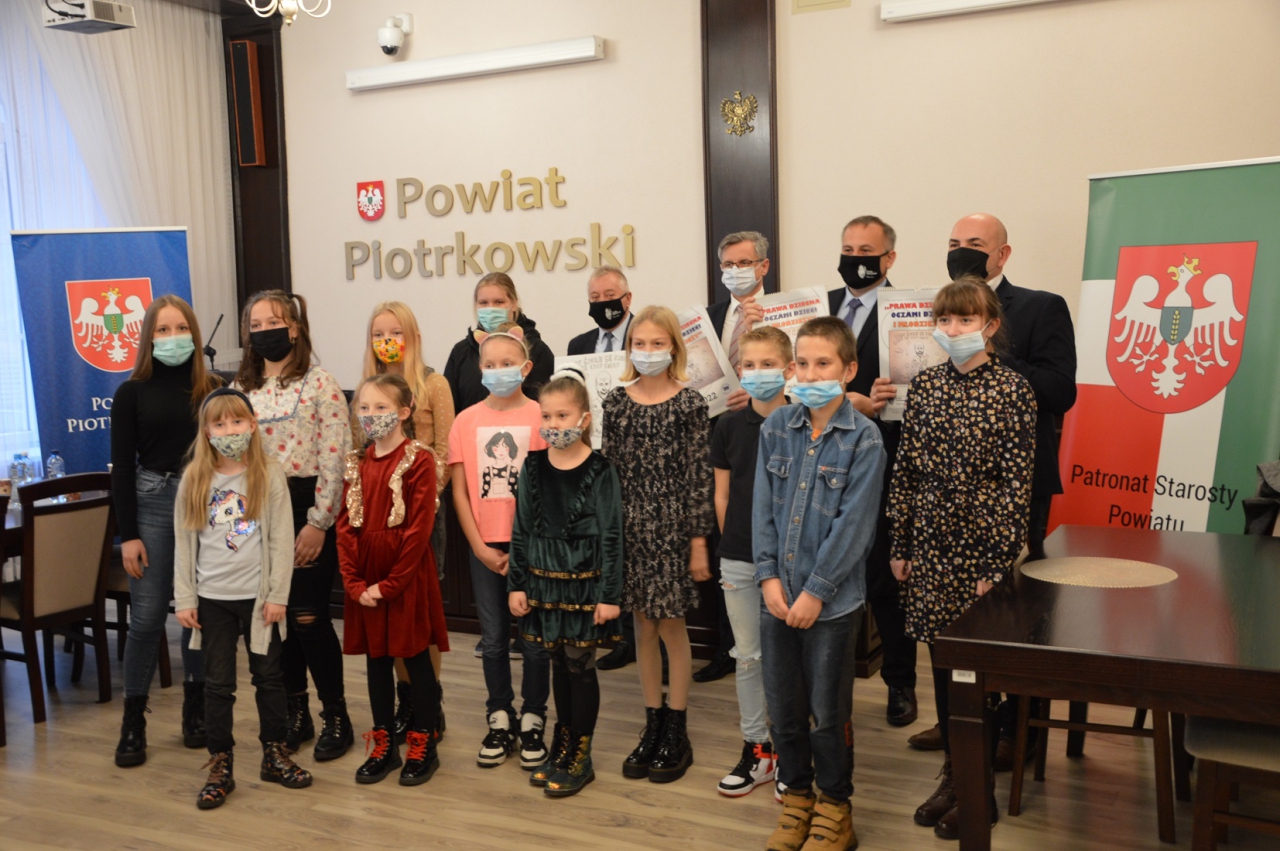 Nagrodzeni w konkursie plastycznym wraz z władzami powiatu i przedstawicielami Stowarzyszenia Euroaktywni