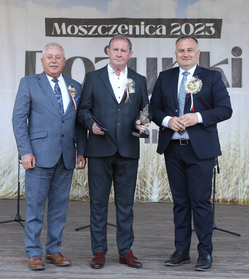 Laureat i władze powiatu ze statuetką