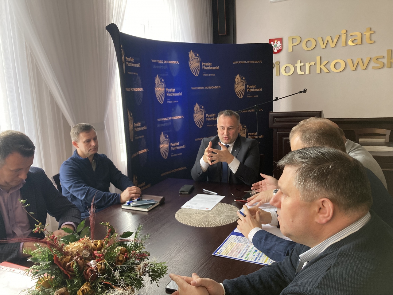 Starosta Piotr Wojtysiak wraz z uczestnikami spotkania w sali konferencyjnej Starostwa Powiatowego w Piotrkowie Trybunalskim