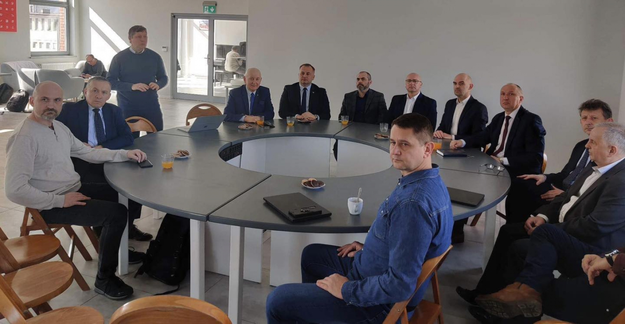 Starosta Piotr Wojtysiak znajduje się na terenie Moszczenickich Terenów Inwestycyjnych wraz z innymi uczestnikami.