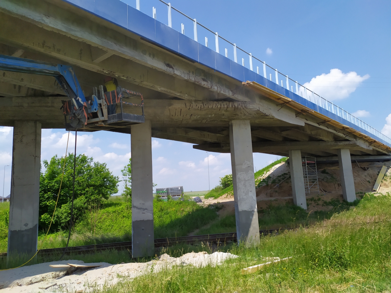 Remontowany wiadukt na torami w miejscowości Siomki