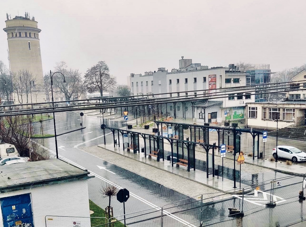 Powiatowe Centrum Przesiadkowe Piotrków Trybunalski po zakończeniu I etapu inwestycji widziane z lotu ptaka. W tle Wieża Ciśnień.