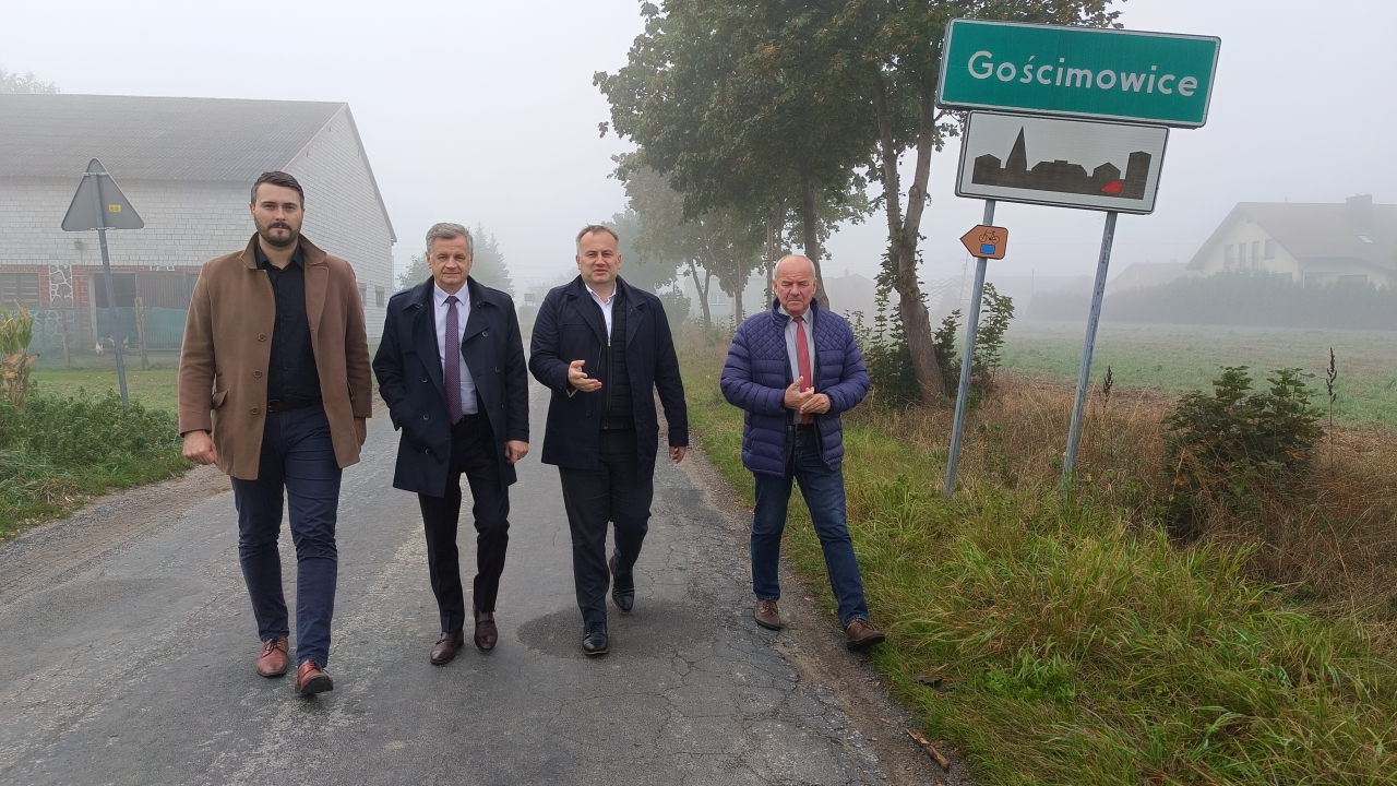 Samorządowcy na drodze w Gościmowicach