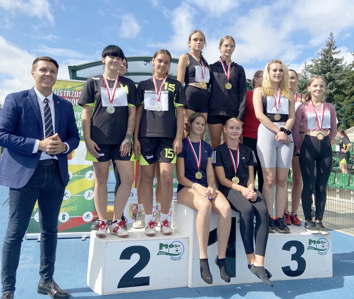 Najlepsze uczestniczki sztafety stoją na podium