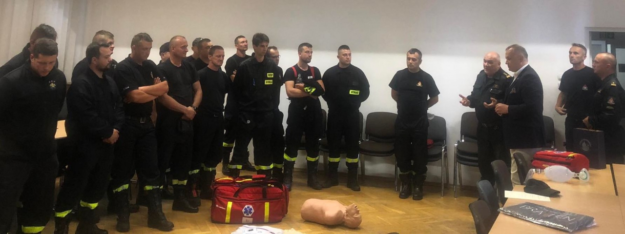Starosta podczas przekazywania sprzętu w Komendzie Straży Pożarnej
