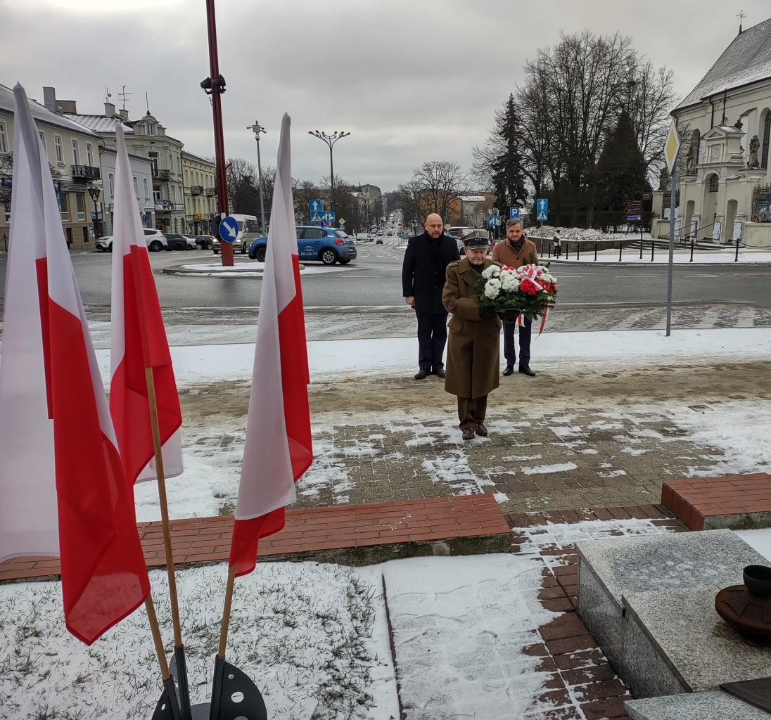 Ppłk. Marian Cecotka z wiązanką kwiatów przed pomnikiem Grobu Nieznanego Żołnierza