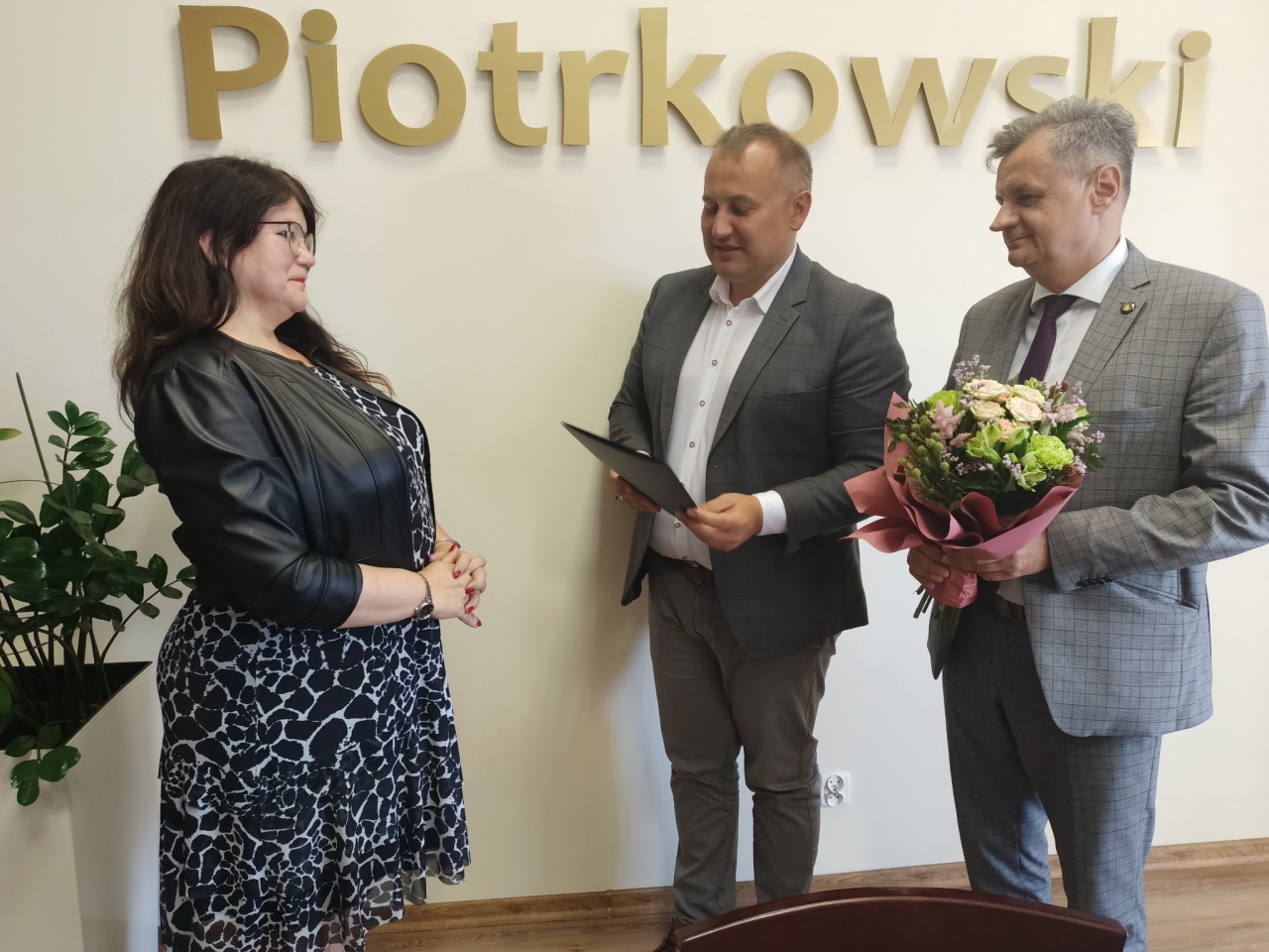 Starosta Piotr Wojtysiak, Wicestarosta Dariusz Magacz oraz dyrektor szkoły w Sulejowie Wiesława Olejnik. 