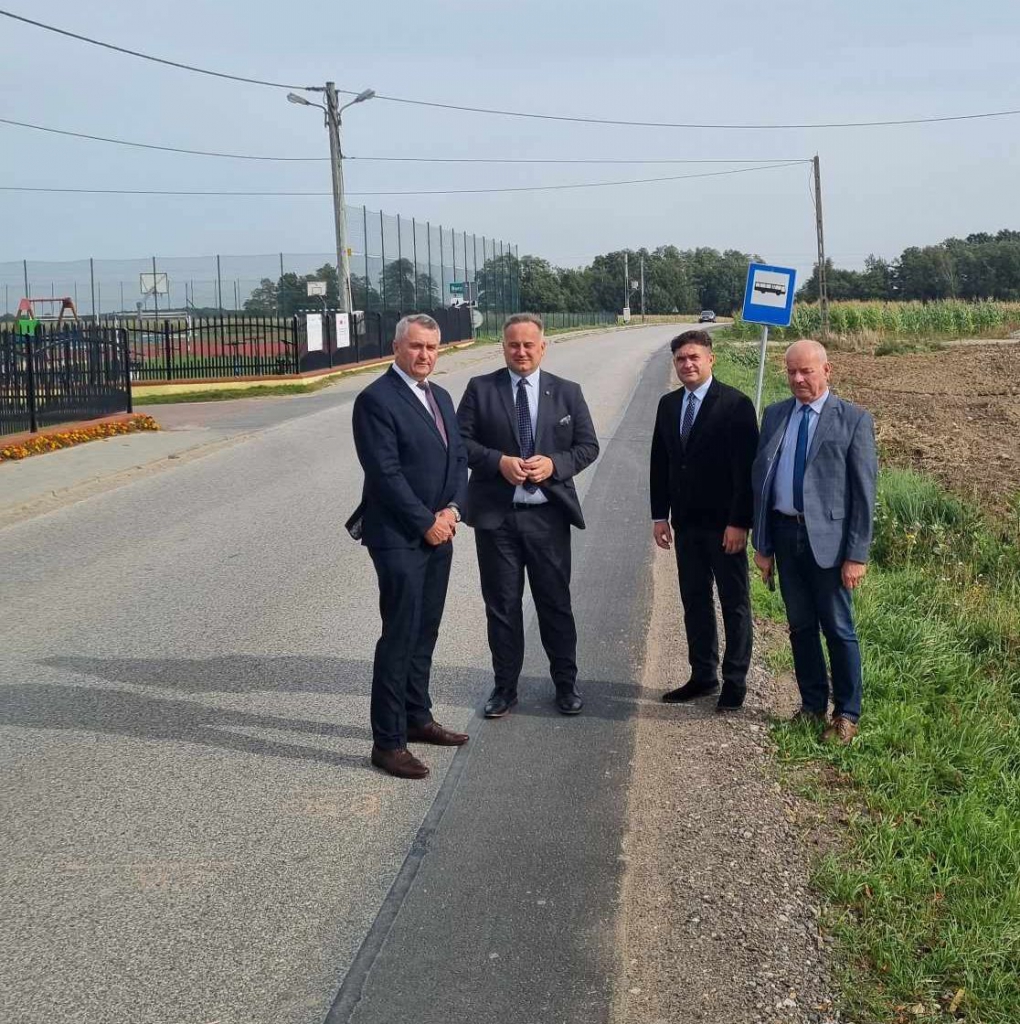 Samorządowcy na drodze powiatowej Boryszów - Dziewuliny