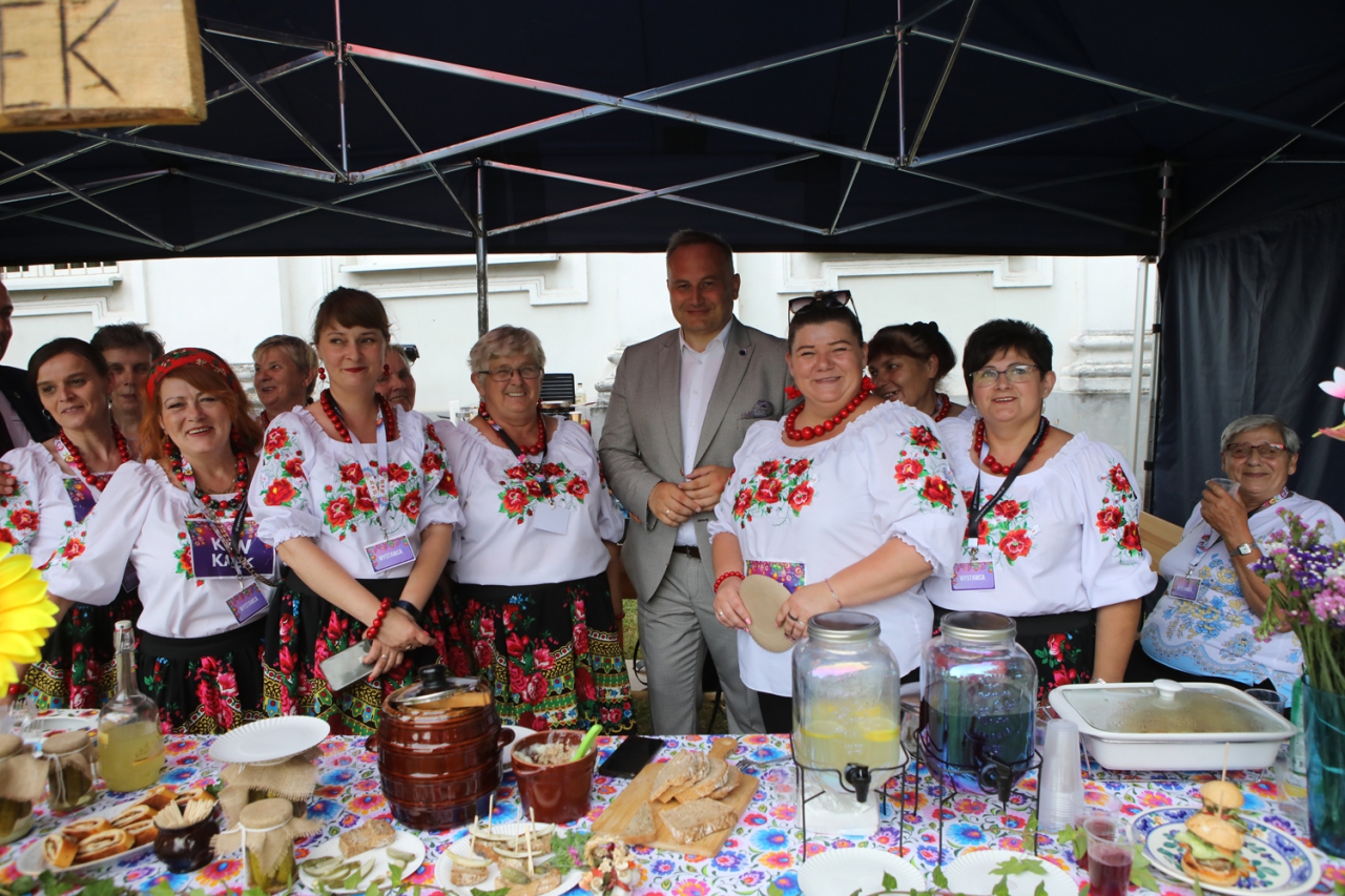 Uczestnicy Koncertu w Wolborzu wraz ze Starostą