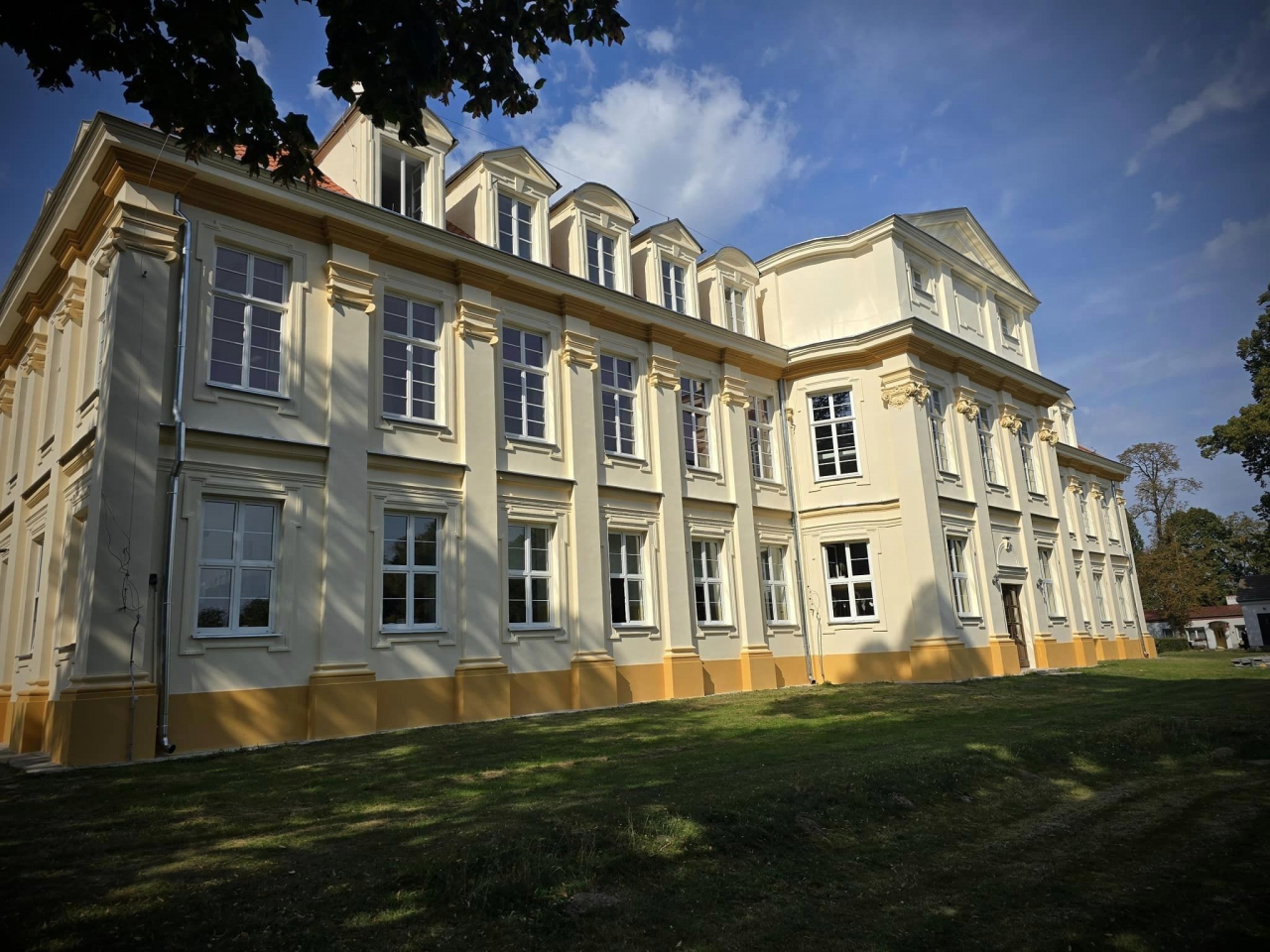 Budynek szkoły w Wolborzu