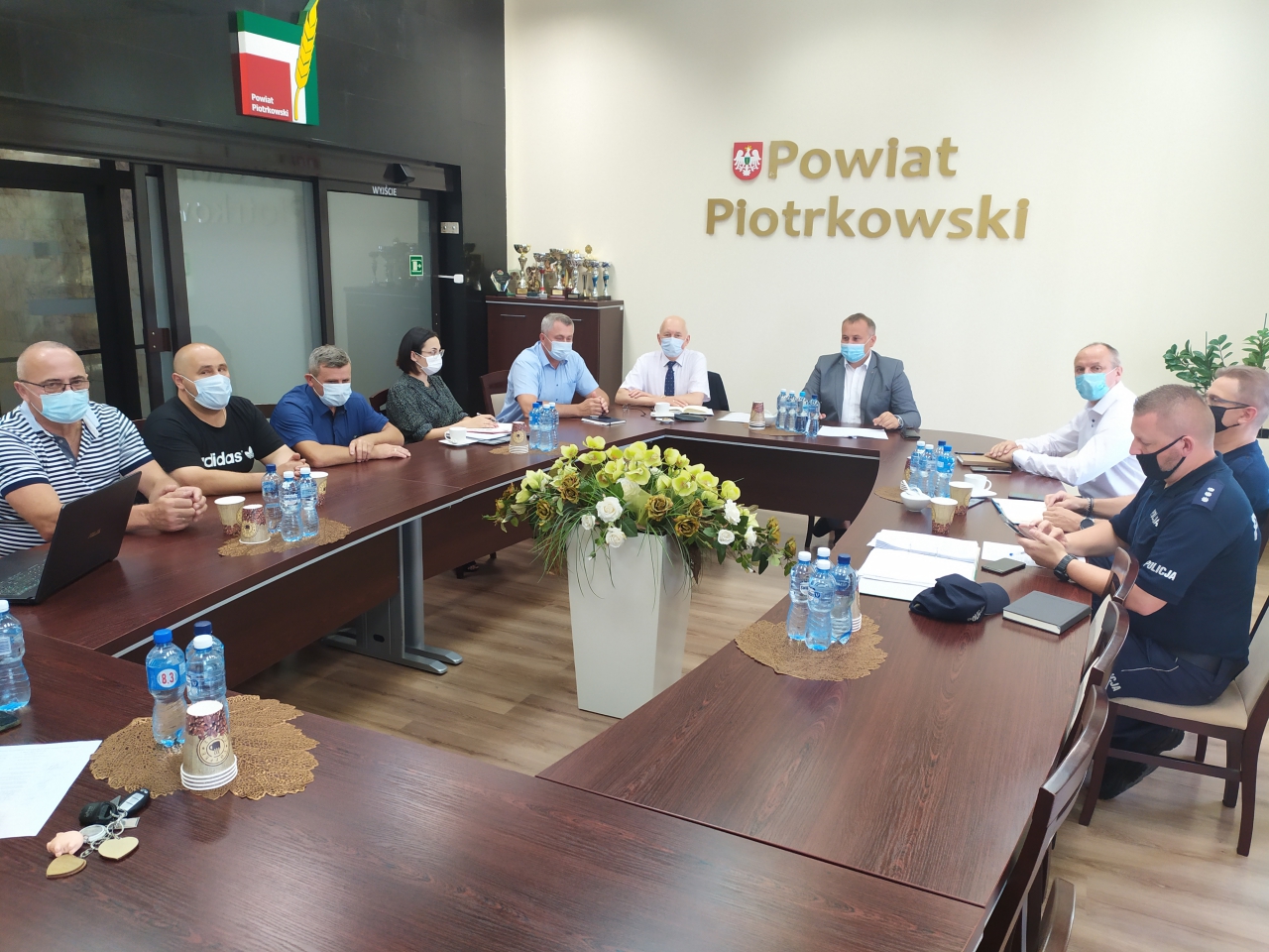 Zaproszeni na posiedzenie sztabu kryzysowego goście siedzą przy stole w sali Zarządu Powiatu Starostwa Powiatowego w Piotrkowie Trybunalskim