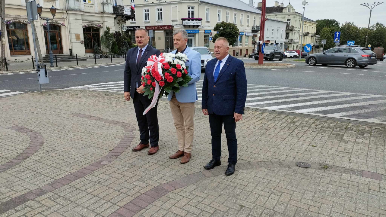 Władze powiatu składają kwiaty prz Grobie Nieznanego Żołnierza