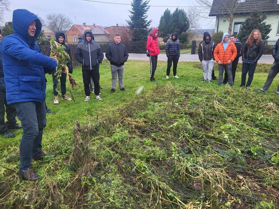 Zwiedzanie gospodarstwa ekologicznego przez uczniów szkoły w Czarnocinie