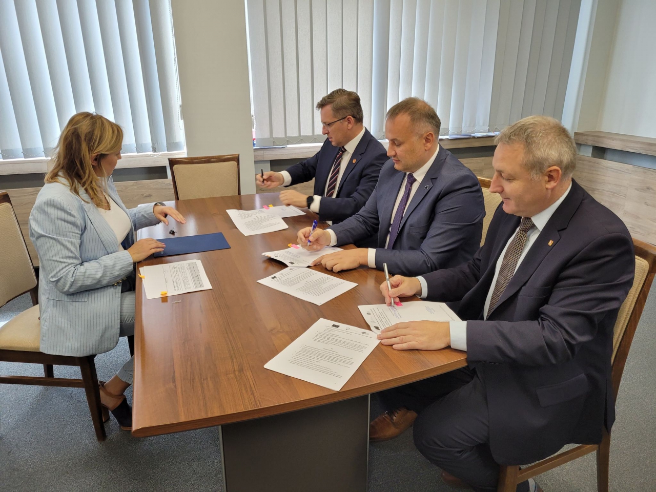Przedstawiciele władz powiatu i województwa łódzkiego podczas podpisania umowy o dofinansowanie