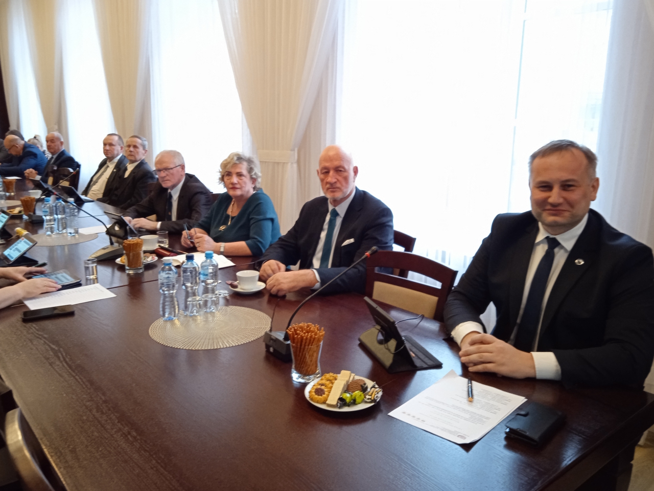 Starosta Piotr Wojtysiak, członkowie Zarządu oraz Radni znajdują się w sali konferencyjnej Starostwa.