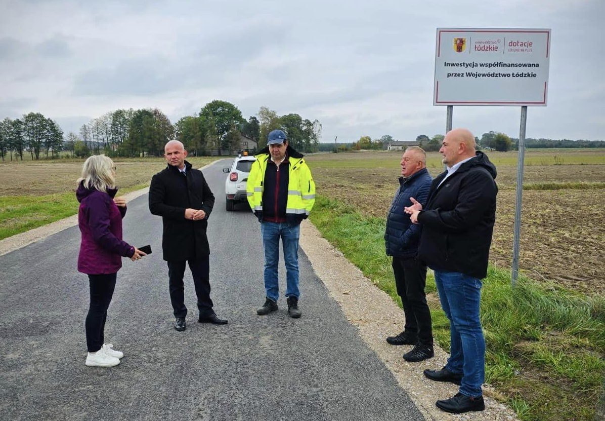 Włodarze powiatu i gminy Rozprza wraz z przedstawicielami wykonawcy i Zarządu Dróg Powiatowych na drodze powiatowej 