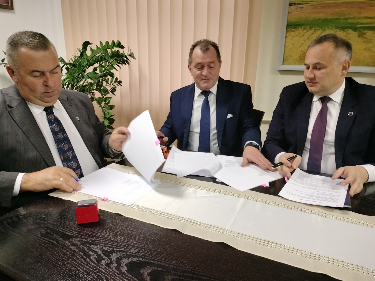 Podpisanie porozumień z władzami gmin w gabinecie starosty
