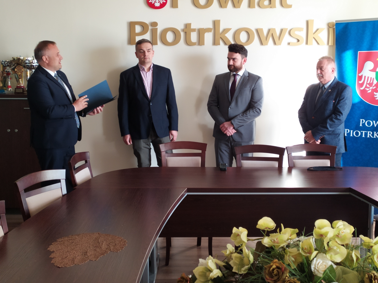 Władze powiatu wręczają podziękowania specjalistom urologom w podziękowaniu za konsultacje lekarskie