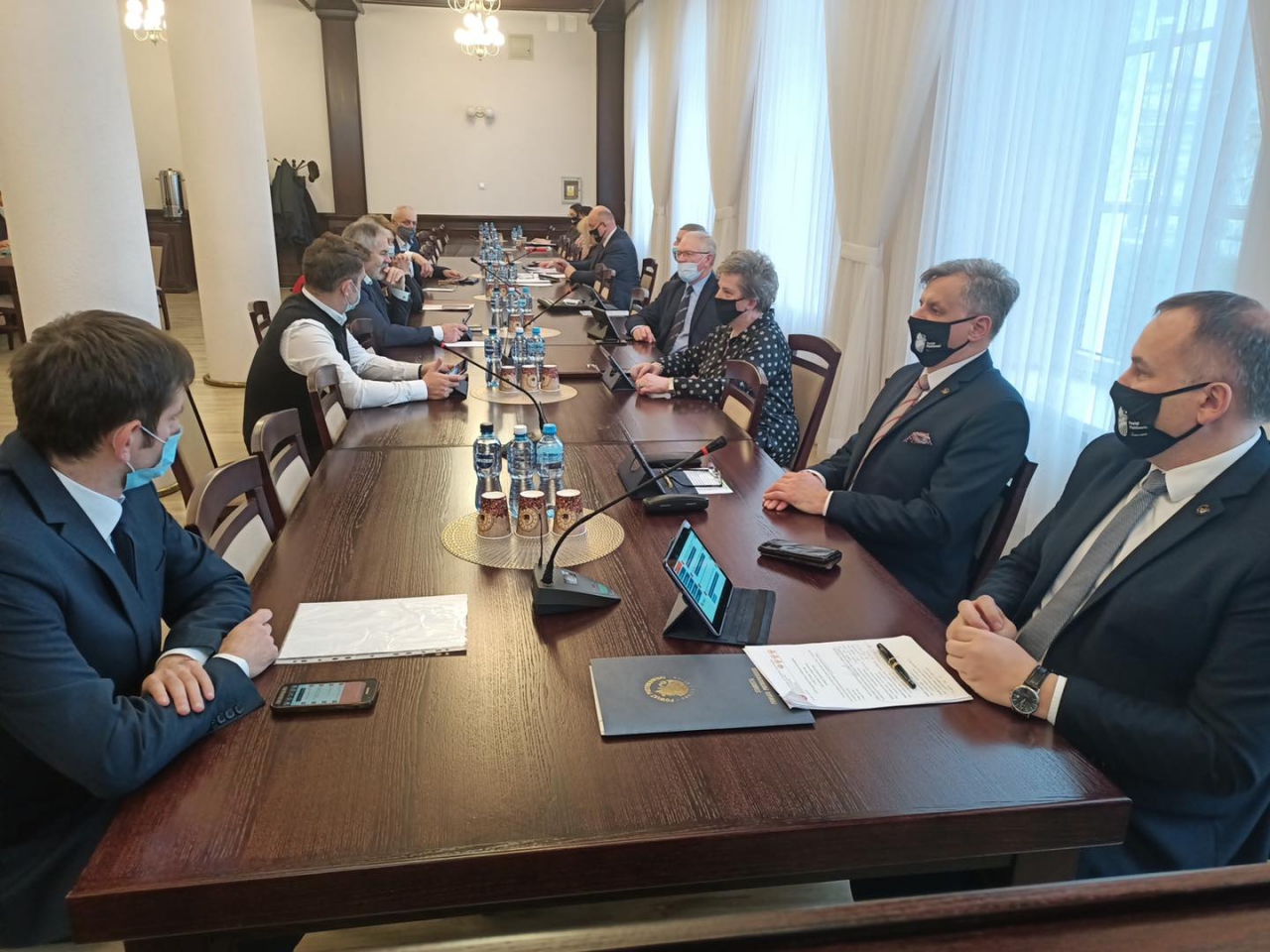 Radni Rady Powiatu w czasie sesji Rady Powiatu siedzący w sali konferencyjnej Starostwa Powiatowego w Piotrkowie