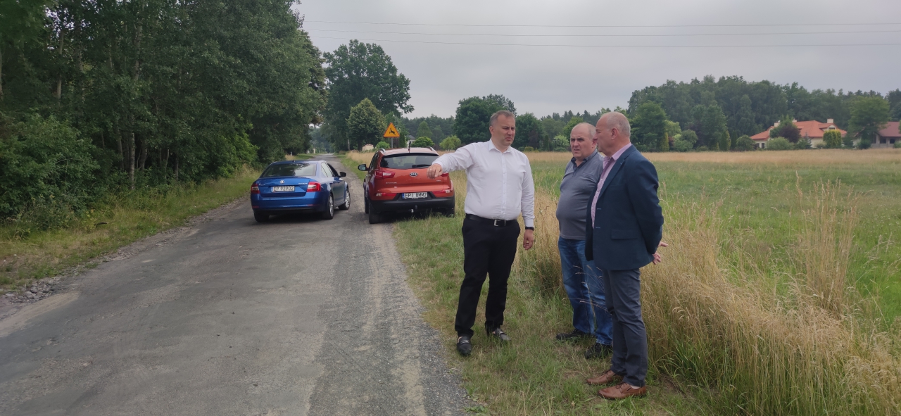 Starosta Powiatu Piotr Wojtysiak wraz z dyrektorem ZDP Zbigniewem Starostą stoi przy planowanej do remontu drodze powiatowej Łazy Duże - Milejów