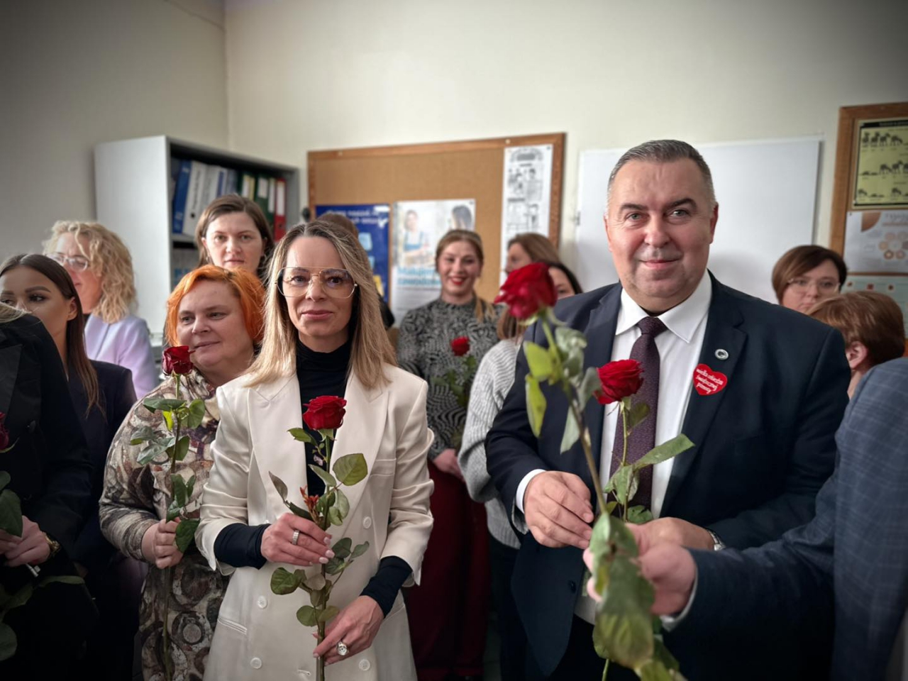 Starosta wręcza kwiaty