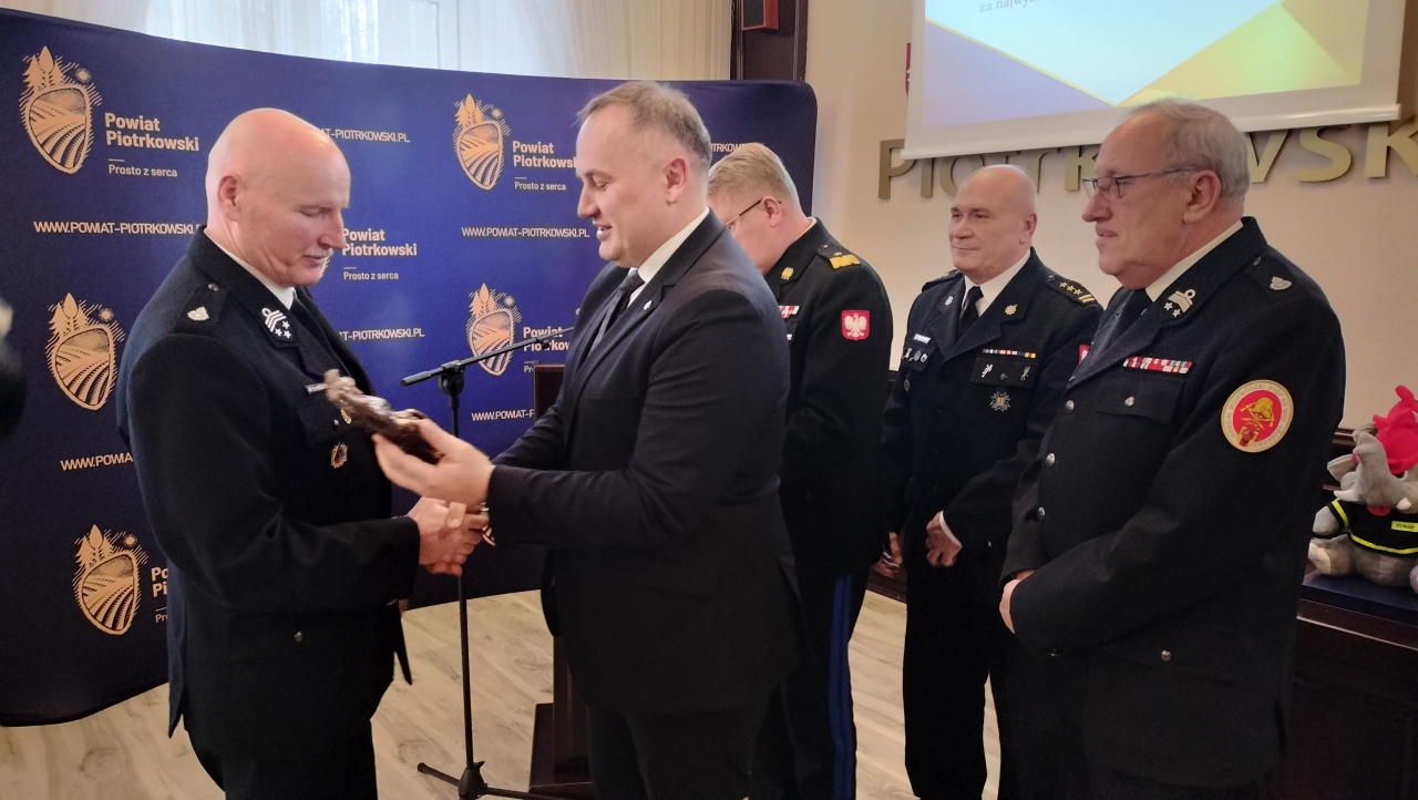 Starosta wręcza statuetkę Komendantowi OSP w Sulejowie