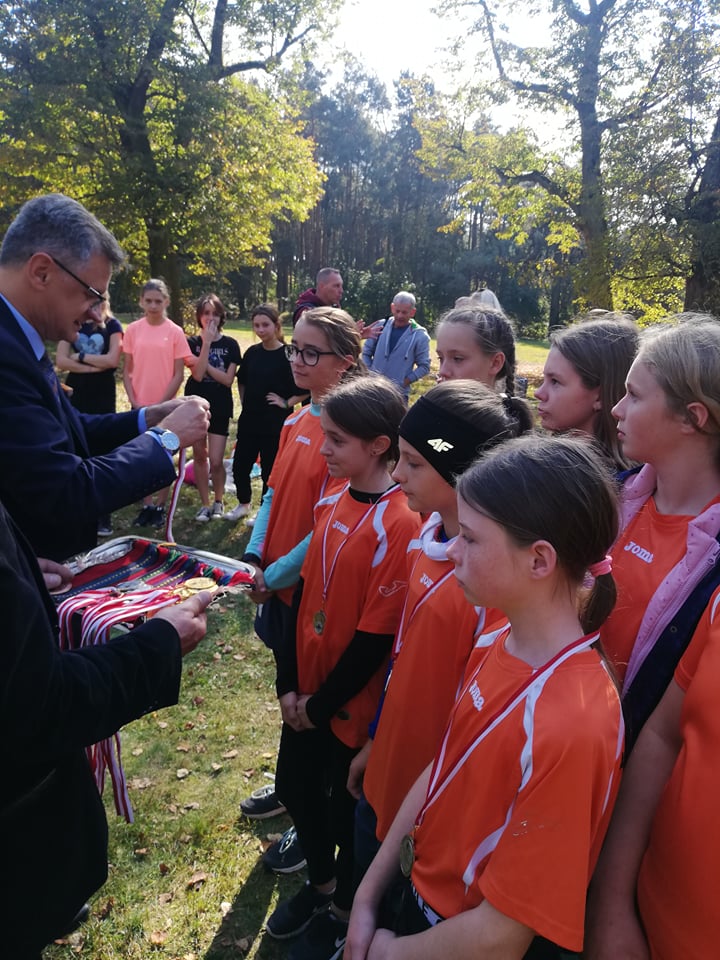 Wicestarosta Dariusz Magacz wręcza medale najlepszym biegaczom