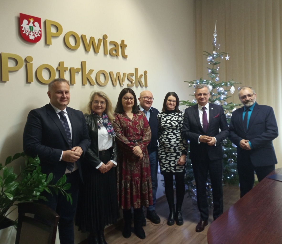 Członkowie nowej Rady ds. osób niepełnosprawnych wraz z władzami powiatu i dyrektorem PCPR